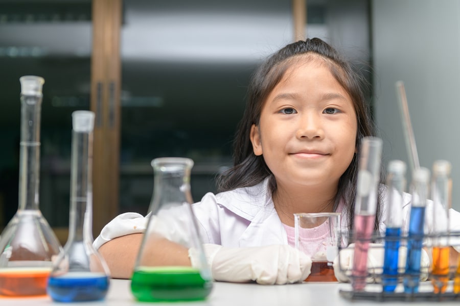 Kids learn at science tuition